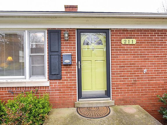 5th image of 211 E Lowry Ln