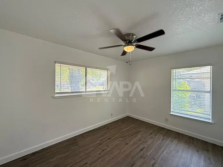 4126 Valleyfield St — Photo 10