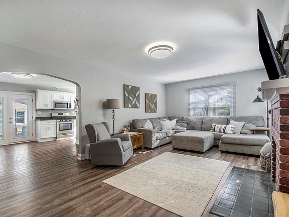 4th image of 631 W Angela Blvd