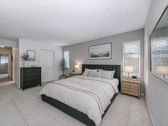 4th image of 1749 Deep Cove Rd