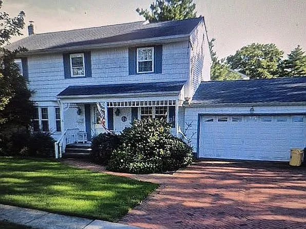 4 Betty St, Syosset, NY 11791