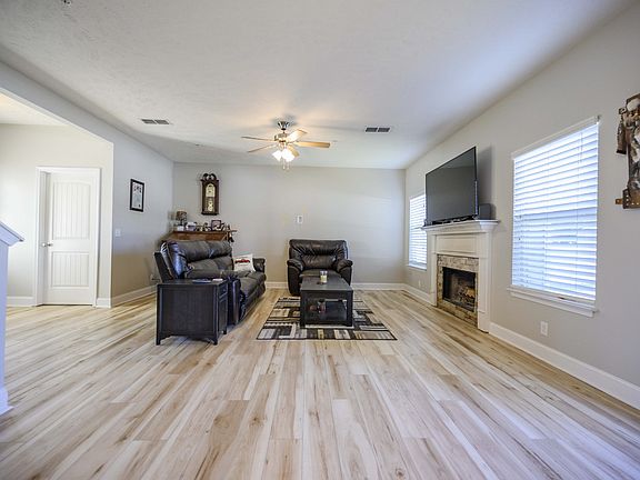 4th image of 801 Silverhill Dr