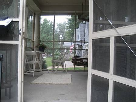 Cozy Screened-in Porch