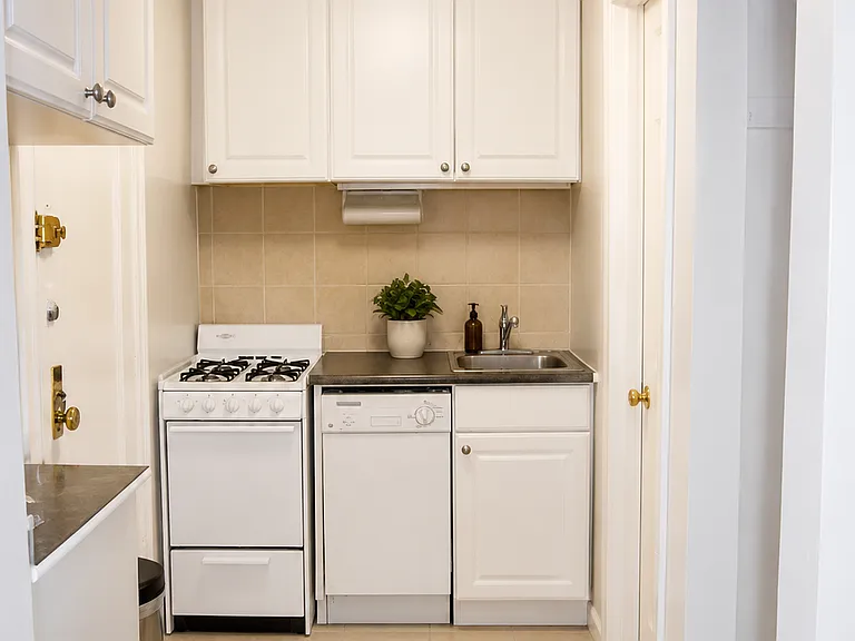 159 W 73rd St #4R — Photo 5
