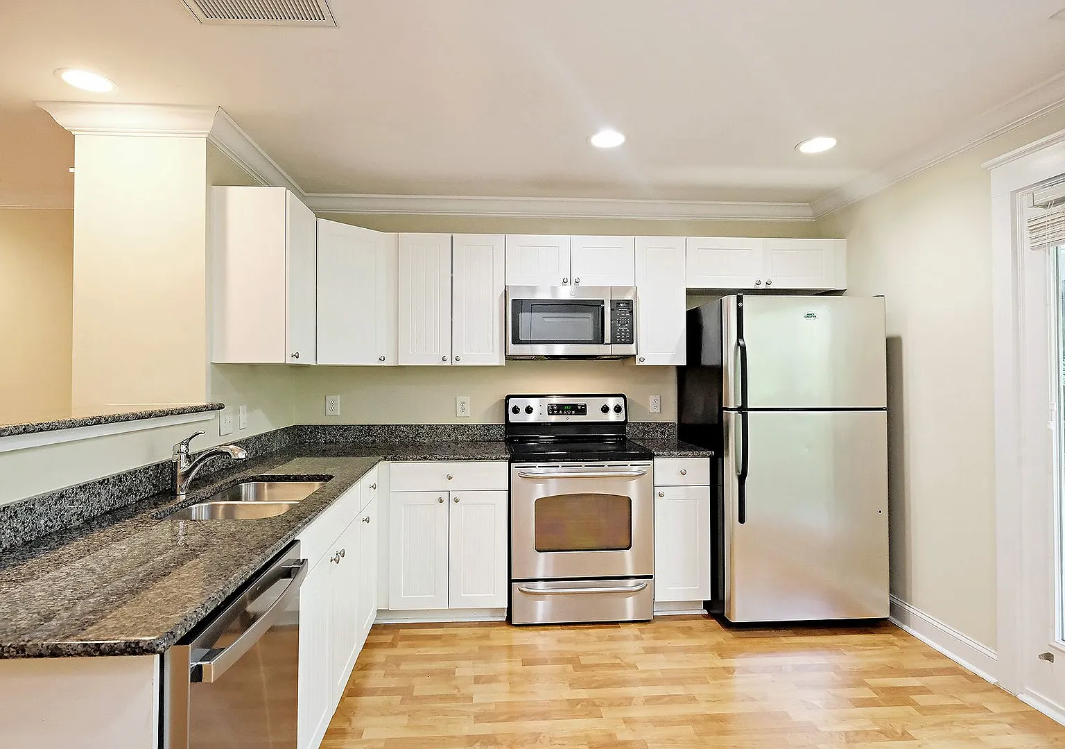 $500 Off 1st Month's Rent! Student + Pet-Friendly Woodlands Condo — Photo 2