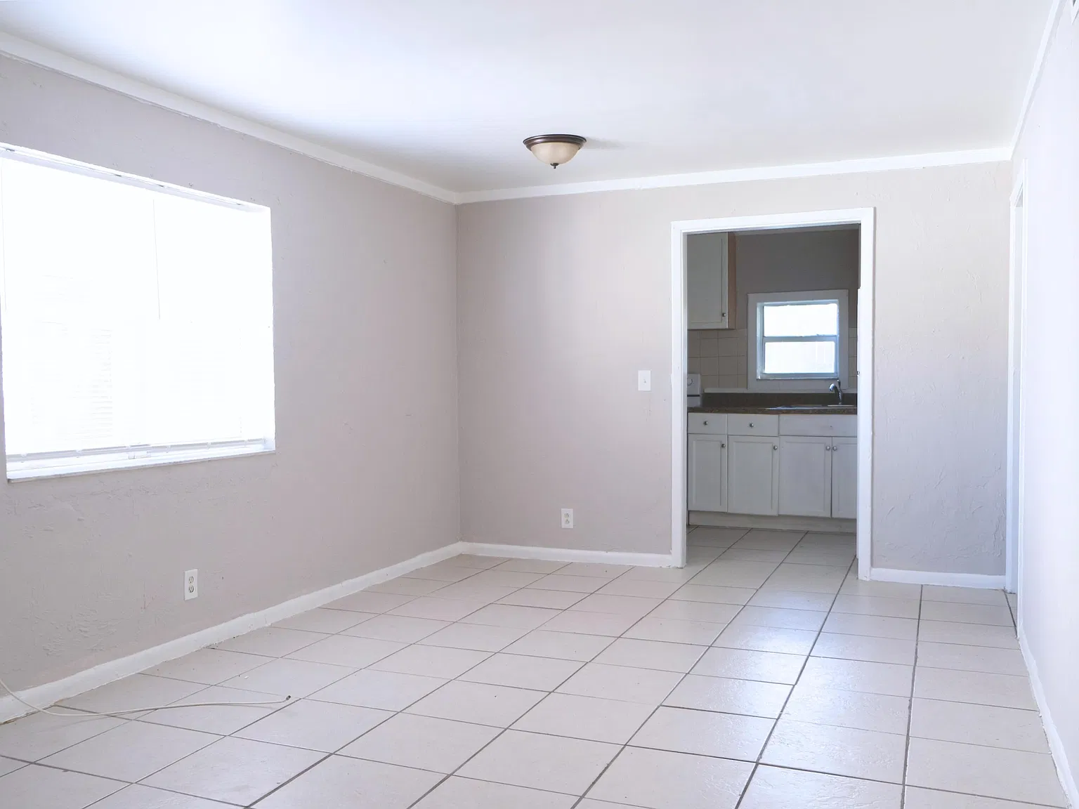 3 bed, 1.0 bath, 1250 sqft, $2,200 — Photo 4