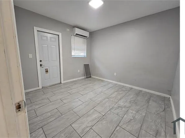 950 NW 5th St, Miami, FL 33128