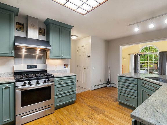 5th image of 72 Grey Meadow Drive