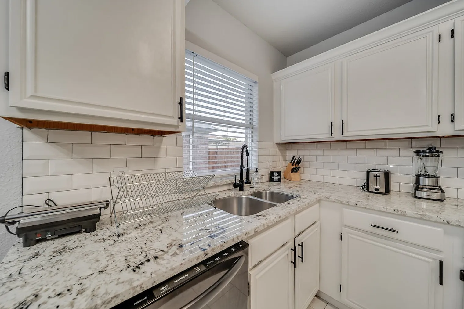 5 bed, 2.0 bath, 2012 sqft, $6,709 — Photo 4