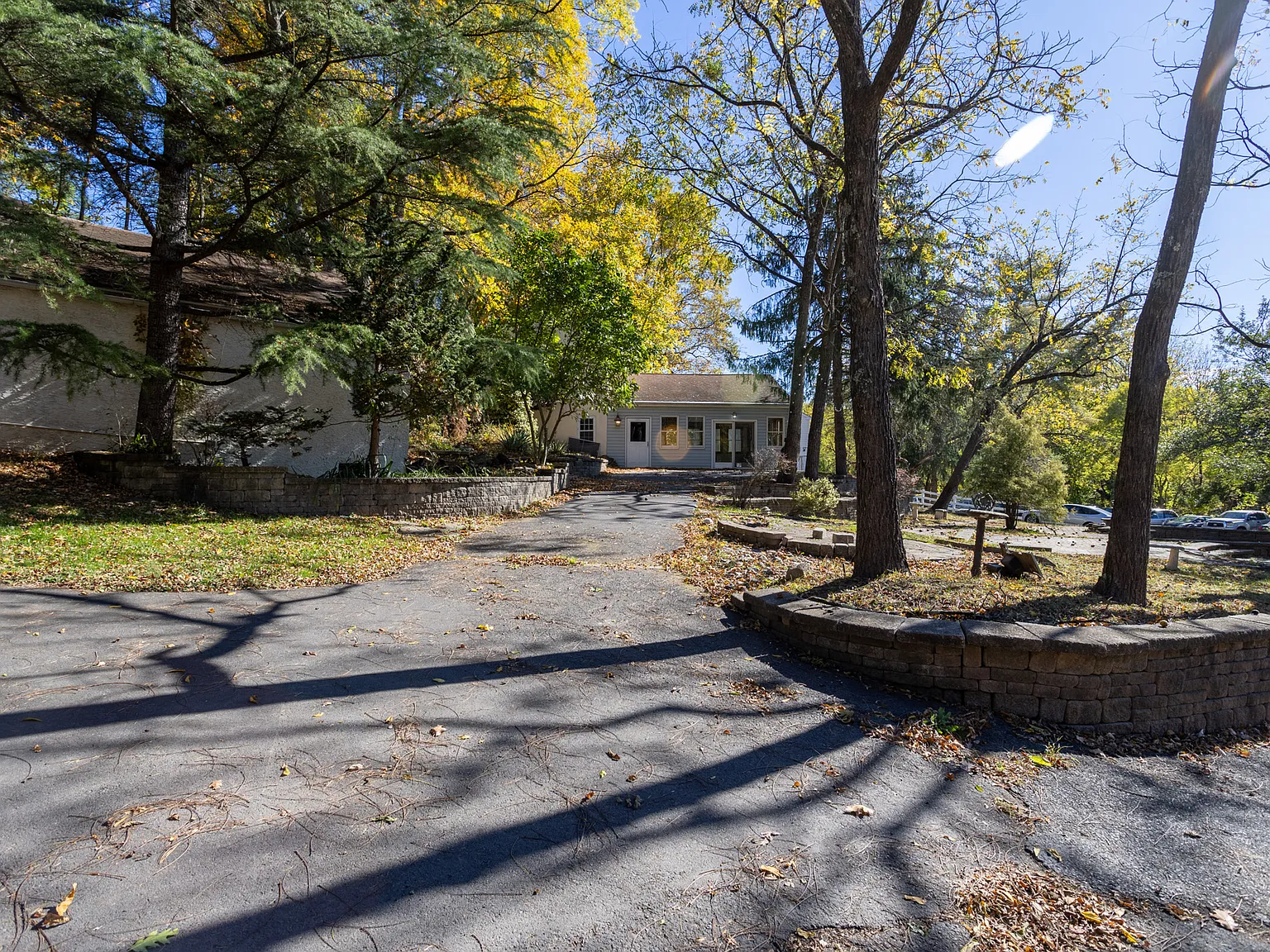 423 W Bristol Rd — Photo 3