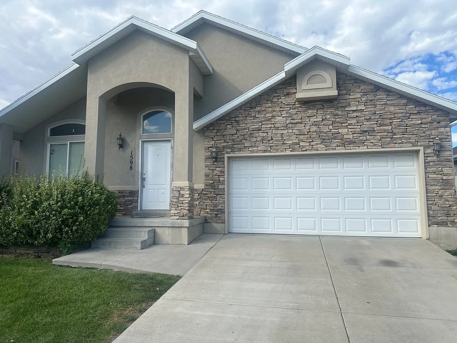 5 bed, 2646 sqft, $2,700 — Photo 1