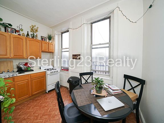 3rd image of 26-10 Hoyt Ave S #2
