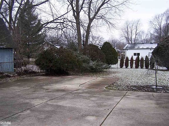 5th image of 33915 Jefferson Ave
