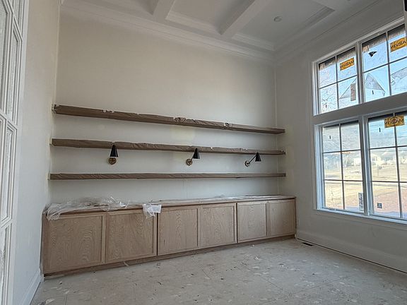 4th image of 835 Brook Hollow Rd