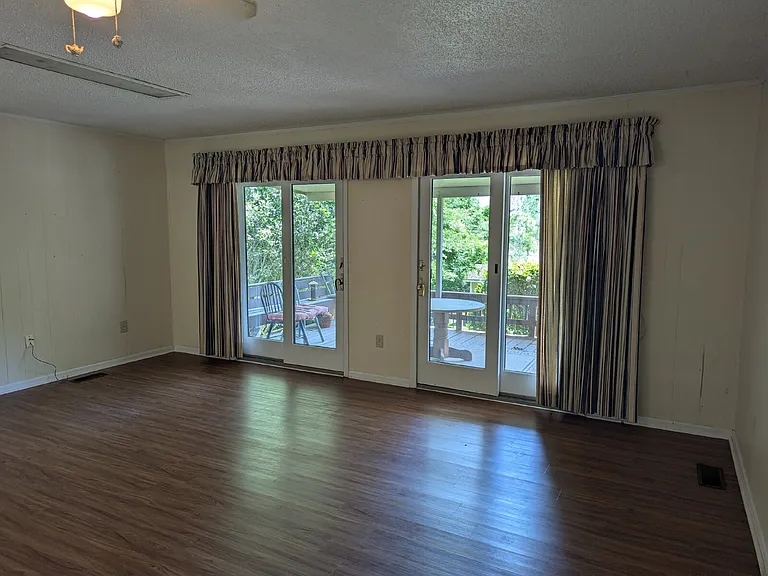 610 W Charlton St — Photo 22