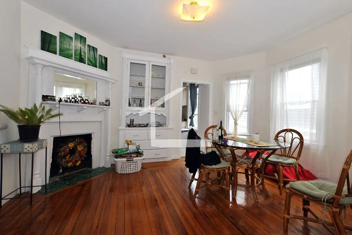 Building Photo - 62 Brook St #4
