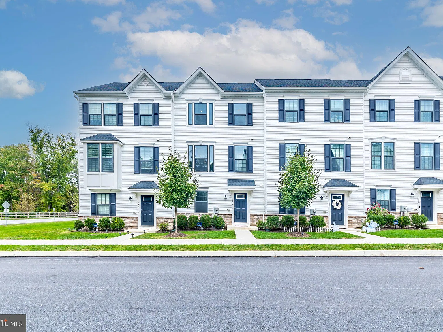 3 bed, 4.0 bath, 1498 sqft, $3,300 — Photo 2
