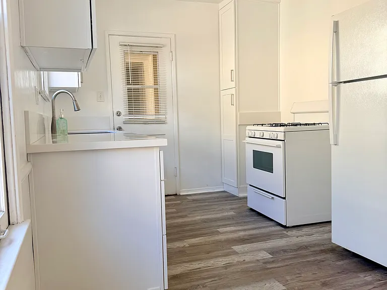 10942 Moorpark St — Photo 17