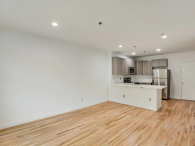 202 Grand St #4F — Photo 6
