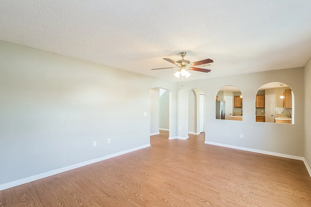 4 bed, 2.5 bath, 2215 sqft, $2,330 — Photo 4