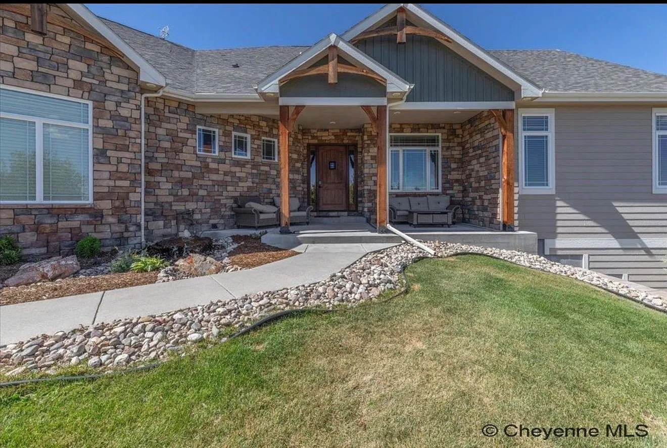 5 bed, 3.5 bath, 4886 sqft, $5,550 — Photo 2
