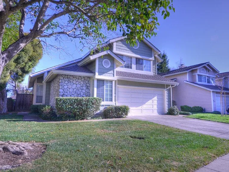 201 Yarborough Ln — Photo 1