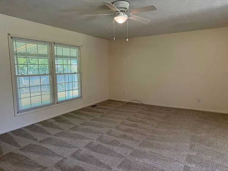 403 Thomas Dr — Photo 6