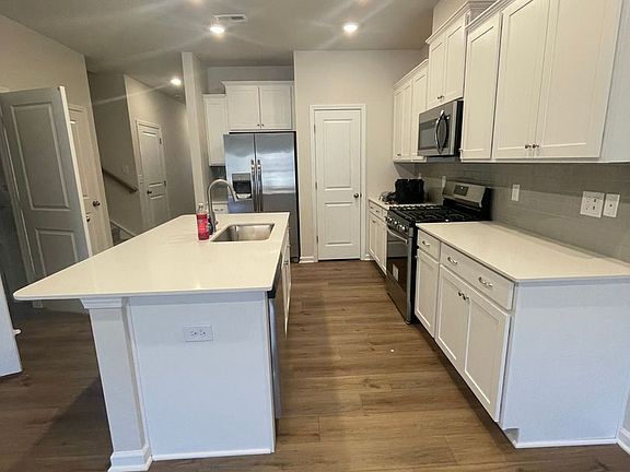 2nd image of 18 Fernhill Ln