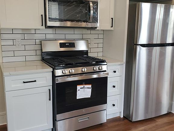 4th image of 130 Broughton Ave