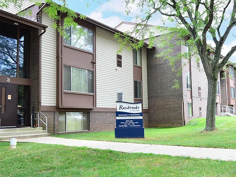 Rossbrooke Apartments and Townhomes — Photo 14