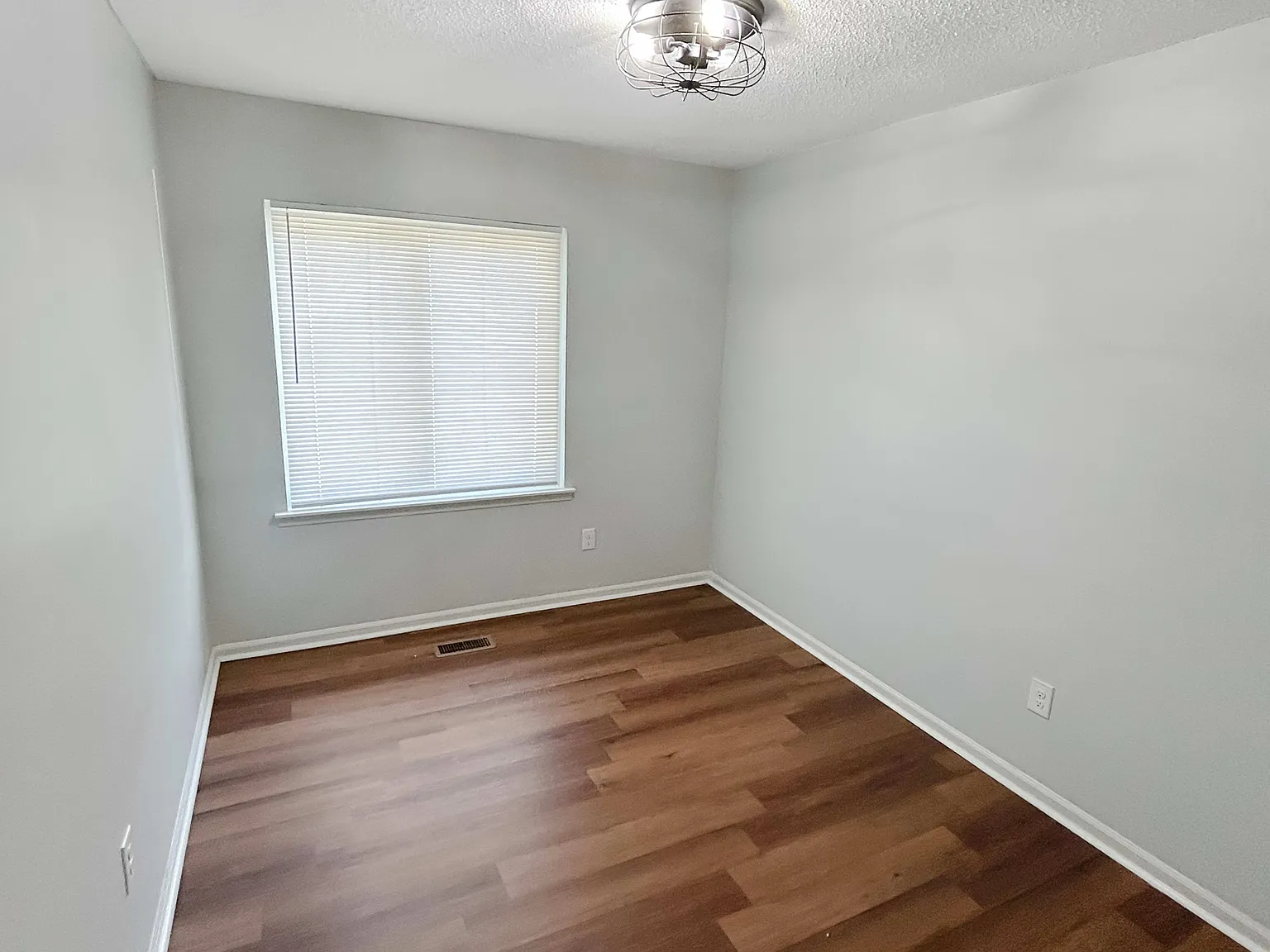 3 bed, 1.5 bath, 1005 sqft, $1,395 — Photo 3