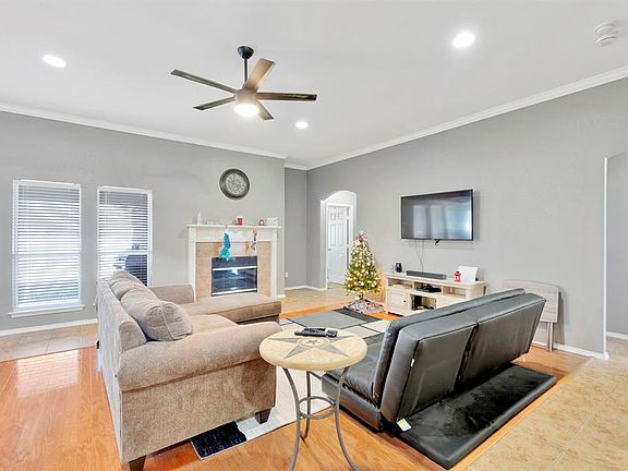 5th image of 822 La Sierra Ct