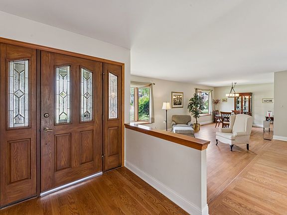 3rd image of 384 E Montrose Ave