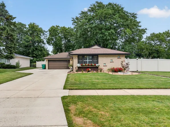 1043 Walter St, Lemont, IL 60439