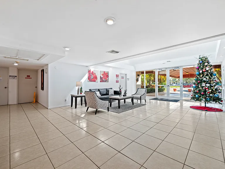 140 Lakeview Dr #103 — Photo 2