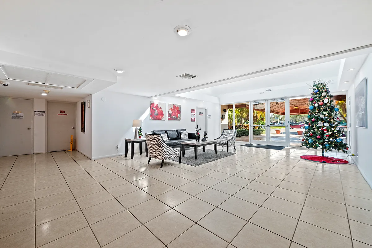 Building Photo - 140 Lakeview Dr #103