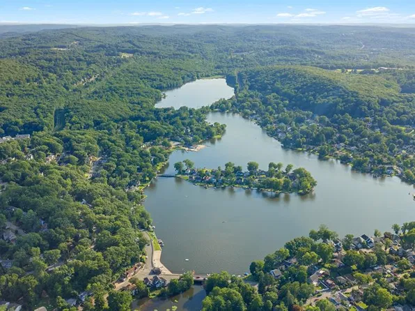 19 Cliffside Trail, Denville Township, NJ 07834