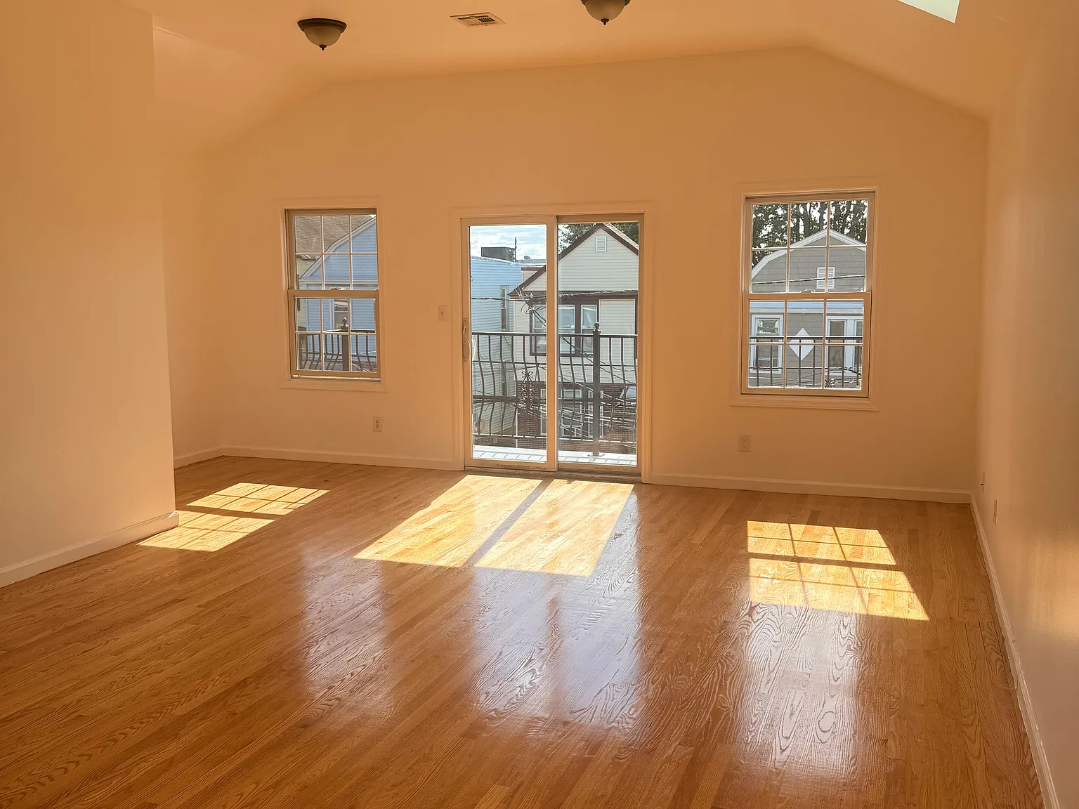 3 bed, 750 sqft, $3,050 — Photo 2