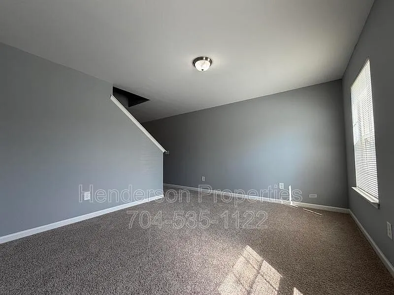 4 bed, 2.5 bath, 2018 sqft, $2,000 — Photo 4