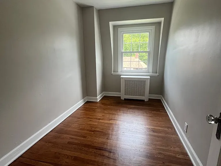 110 Hollywood Ave — Photo 9