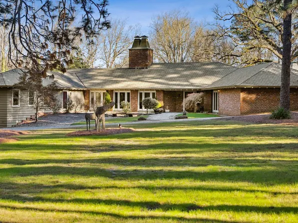1645 E Indiana Avenue, Southern Pines, NC 28387