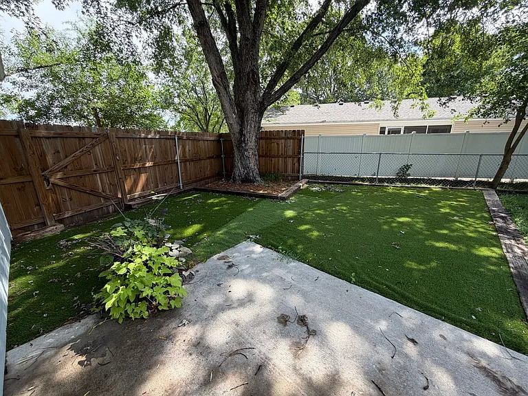 2421 Brook Ln — Photo 14