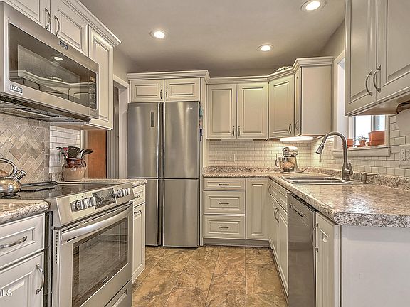 5th image of 806 Hollis St