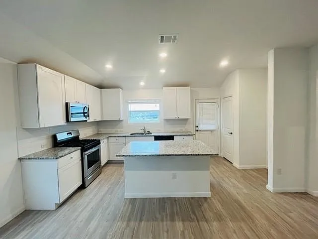 4 bed, 1699 sqft, $1,995 — Photo 4