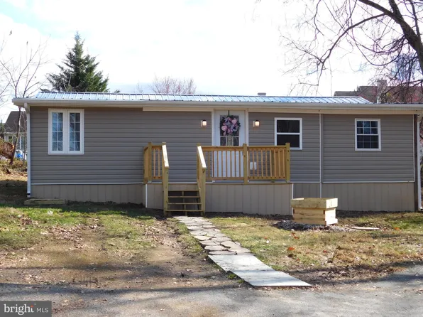 180 Homewood Ave, Falling Waters, WV 25419