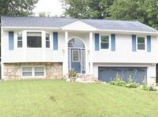 10 Mockingbird Ln, Poughkeepsie, NY 12601