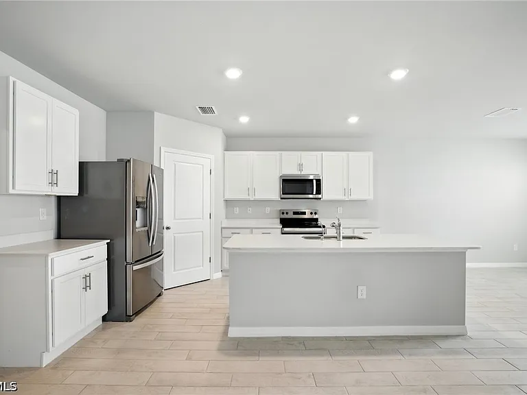 2465 NW 9th St — Photo 30