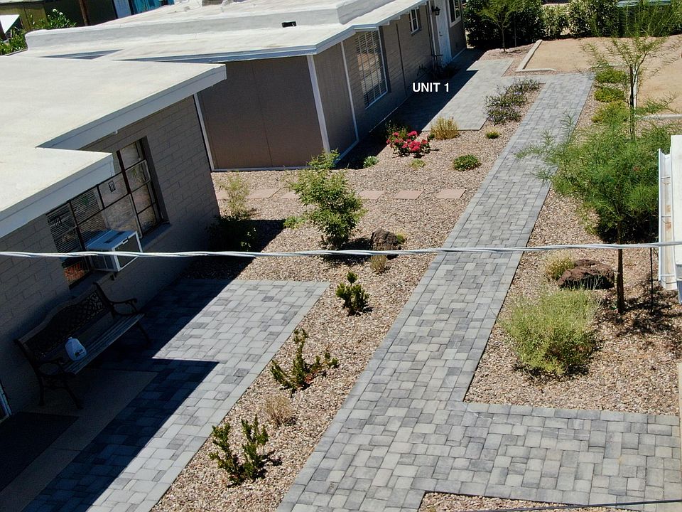 There 3 units in the common area behind a main home, this is the common area.