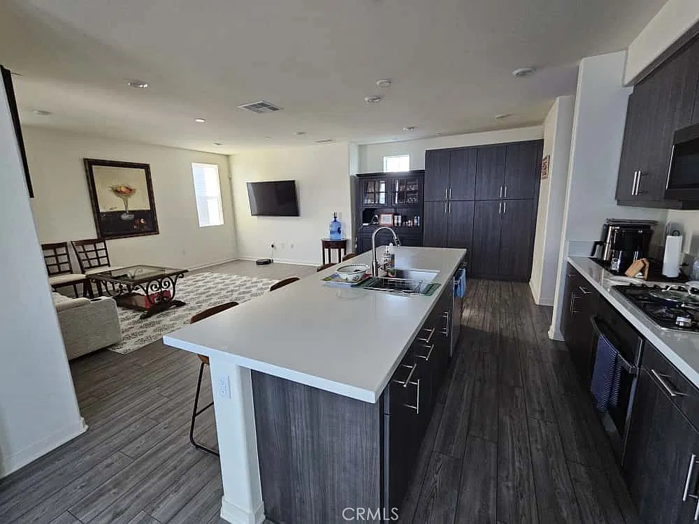 3 bed, 2.5 bath, 1572 sqft, $3,350 — Photo 3
