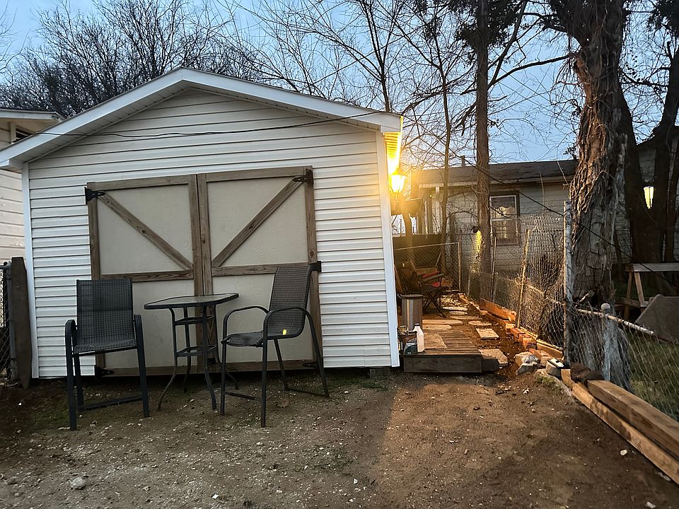 Front of apartment - tenant parking directly in front of garage apartment